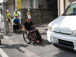 車いす歩行者安全確保歩道検証実験(南部国道）04