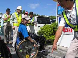 車いす歩行者安全確保歩道検証実験(南部国道）02