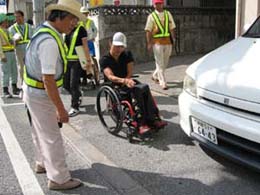 車いす歩行者安全確保歩道検証実験(南部国道）05